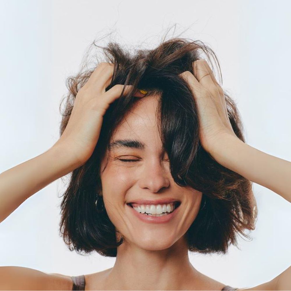 Demonstração de uso do Shampoo a seco GE Beauty para refrescar o cabelo entre lavagens