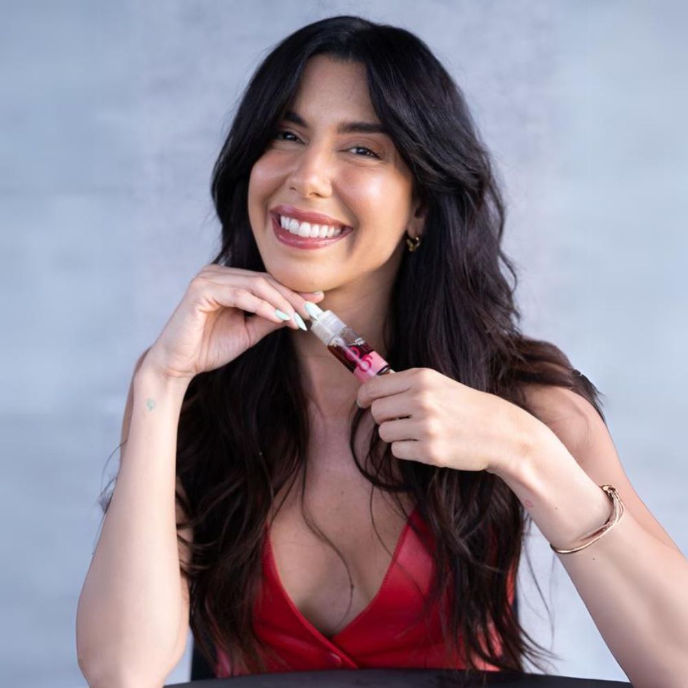 Foto da influenciadora Camila Coutinho com o booster fortificante aplicado aos seus cabelos fortes e com ação anti queda