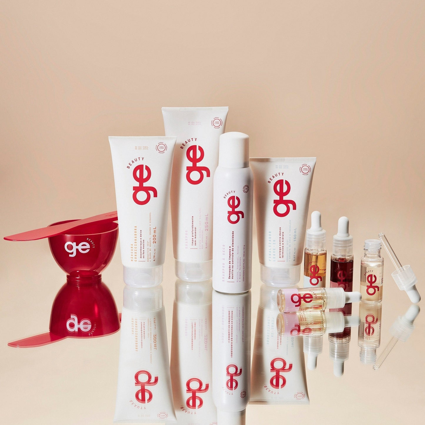 Produtos do kit rotina completa GE Beauty em composição com fundo vermelho