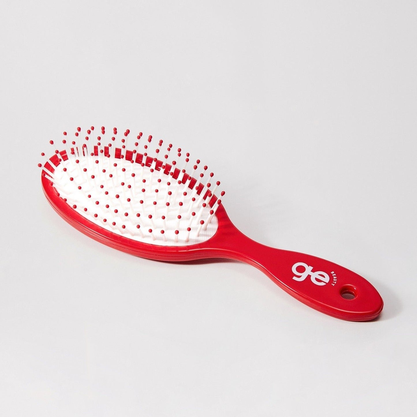 Escova oval GE Beauty para modelar e alisar os cabelos com menos frizz