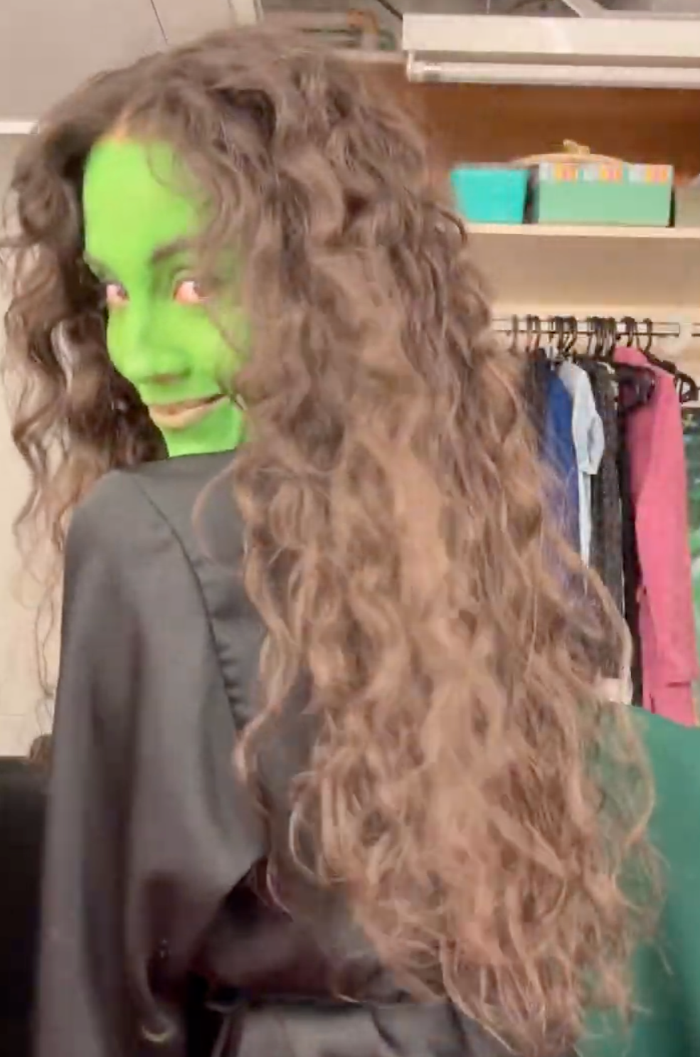 Camila Coiffeur apresenta: como Myra Ruiz, a Elphaba brasileira, conquistou cachos mais definidos