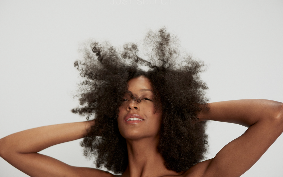 Por que o cheiro fica no cabelo e some da pele tão rápido?
