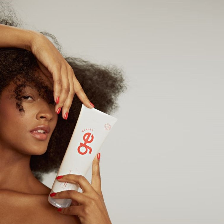 Modelo de cabelos crespos limpos e volumosos após o uso do Shampoo sem Sulfato GE Beauty