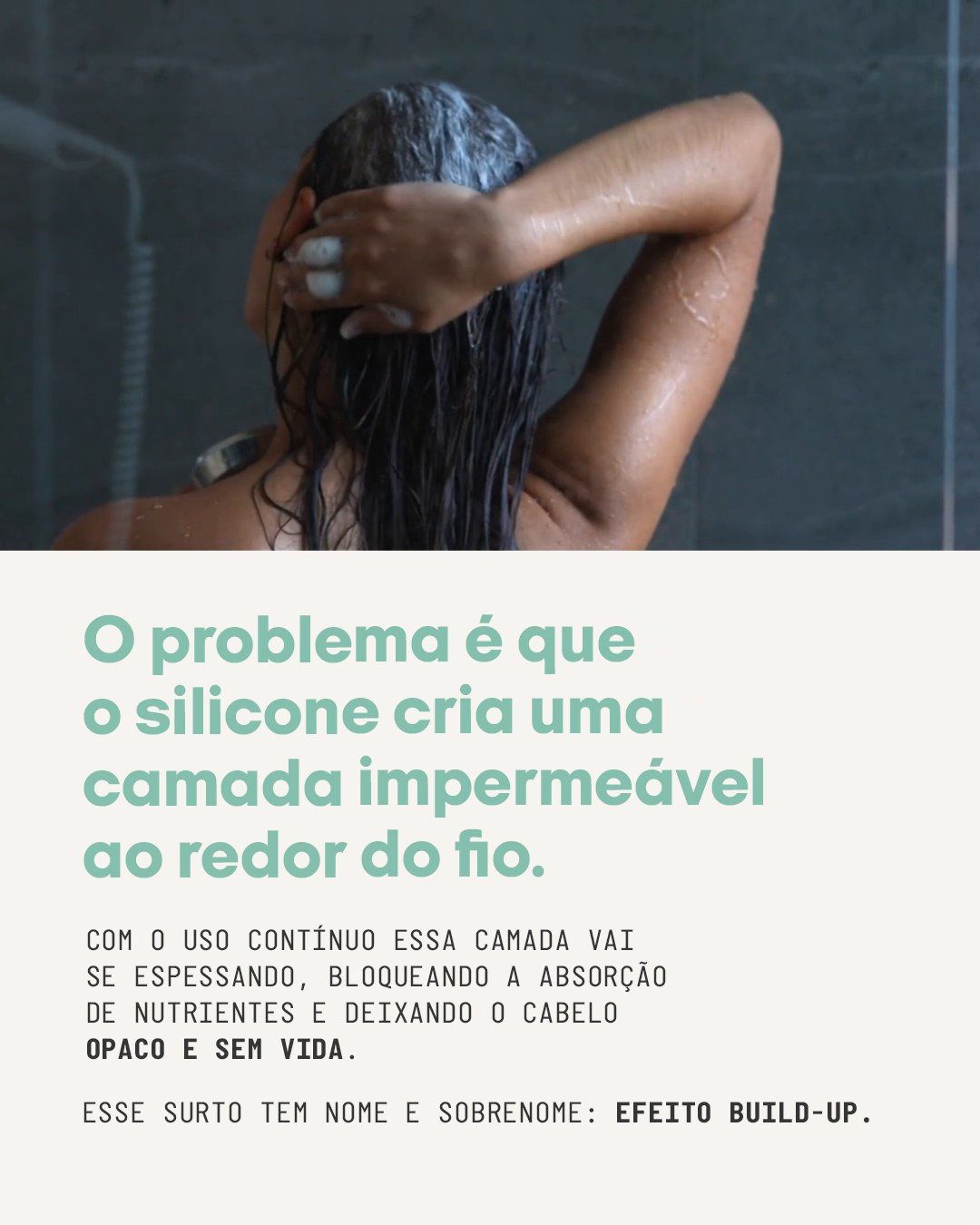 O problema é que o silicone cria uma camada impermeável ao redor do fio. Com o uso contínuo essa camada vai se espessando, bloqueando a absorção de nutrientes e deixando o cabelo opaco e sem vida. Esse efeito tem nome e sobrenome: efeito build-up.