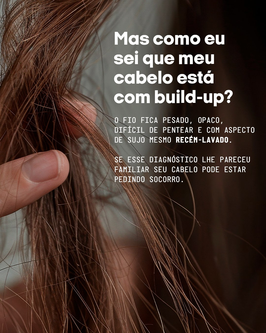 Como saber se o seu cabelo está com build-up: o fio fica pesado, opaco, difícil de pentear e com aspecto de sujo mesmo recém-lavado.