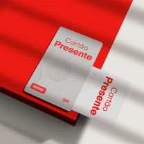 Cartão presente GE Beauty de R$250 sobre superfície vermelha, design moderno e minimalista.