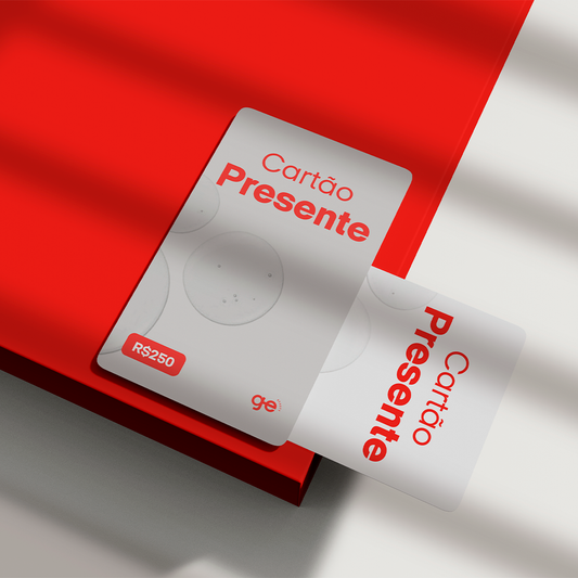 Cartão presente GE Beauty de R$250 sobre superfície vermelha, design moderno e minimalista.