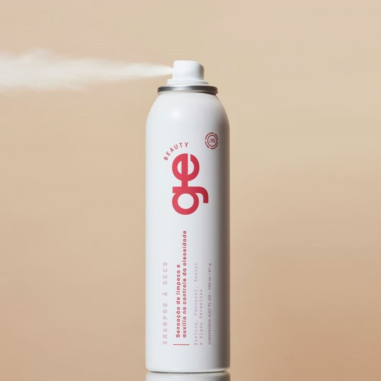Textura leve do Shampoo a seco GE Beauty que não deixa resíduos brancos nos fios