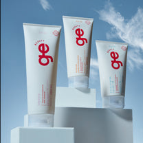 Trio de produtos GE Beauty para cuidados diários em fundo azul celestial